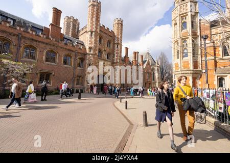 Cambridge City Centre - St Johns Street e l'ingresso al St Johns College, Cambridge University Street scena al sole in primavera, Cambridge UK Foto Stock