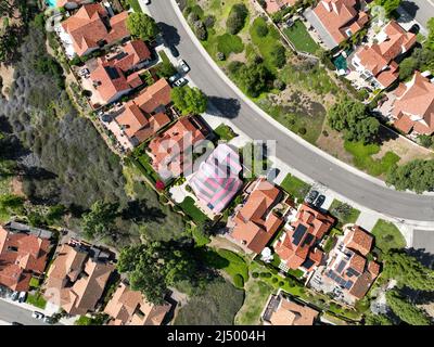 Villa coperta con una tenda rossa e grigia mentre è fumigato per termiti, San Diego, California, USA. Aprile 17th, 2022 Foto Stock