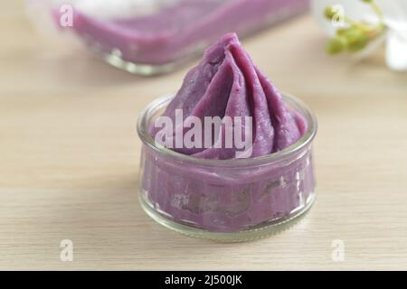 Pasta di yam viola dolce in una ciotola di vetro Foto Stock