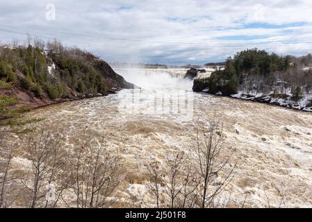 In primavera, le cascate Chaudiere al parco del fiume Chaudiere a Levis Foto Stock