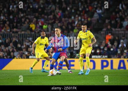 BARCELLONA, SPAGNA - 18 APRILE: Il Sergiño Dest del FC Barcelona passa la palla durante la Liga 2022 tra il FC Barcelona e Cádiz a Camp Nou il 18 aprile 2022 a Barcellona, Spagna. (Foto di Sara Aribo/PxImages) Foto Stock