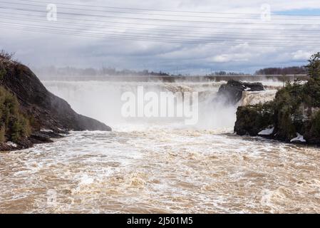 In primavera, le cascate Chaudiere al parco del fiume Chaudiere a Levis Foto Stock