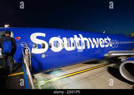 Long Beach, Stati Uniti. 17th Apr 2022. La gente ha visto salire a bordo di un aereo Southwest all'aeroporto di Long Beach. Southwest è una famosa compagnia aerea negli Stati Uniti e il più grande vettore low cost-cost del mondo, molte persone utilizzano la compagnia aerea Southwest per il trasporto e il lavoro. Le rotte di volo delle compagnie aeree del sud-ovest coprono la maggior parte delle località e delle città del Nord America. (Foto di Michael ho Wai Lee/SOPA Images/Sipa USA) Credit: Sipa USA/Alamy Live News Foto Stock