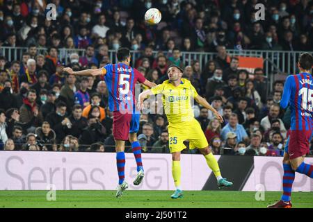 BARCELLONA, SPAGNA - APRILE 18: Sergio Busquets del FC Barcelona combatte per la palla con Luiz Pérez di Cádiz durante la Liga 2022 tra il FC Barcelona e Cádiz a Camp Nou il 18 Aprile 2022 a Barcellona, Spagna. (Foto di Sara Aribo/PxImages) Foto Stock