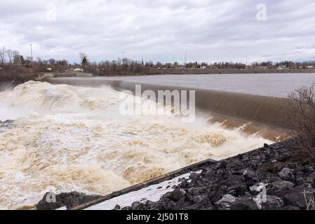 In primavera, le cascate Chaudiere al parco del fiume Chaudiere a Levis Foto Stock