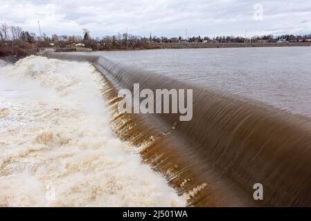 In primavera, le cascate Chaudiere al parco del fiume Chaudiere a Levis Foto Stock