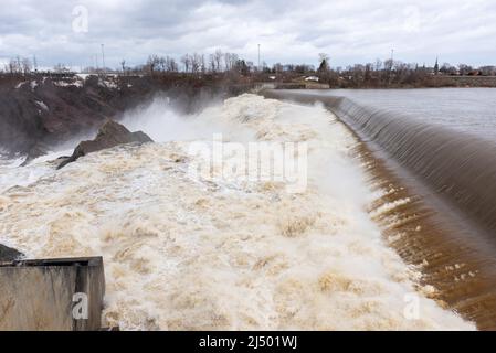 In primavera, le cascate Chaudiere al parco del fiume Chaudiere a Levis Foto Stock