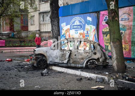 Kharkiv, Ucraina. 18th Apr 2022. Un'auto danneggiata a seguito di un bombardamento russo a Kharkiv. La Russia ha invaso l'Ucraina il 24 febbraio 2022, scatenando il più grande attacco militare in Europa dalla seconda guerra mondiale (Foto di Laurel Chor/SOPA Images/Sipa USA) Credit: Sipa USA/Alamy Live News Foto Stock