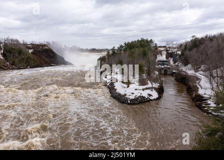 In primavera, le cascate Chaudiere al parco del fiume Chaudiere a Levis Foto Stock