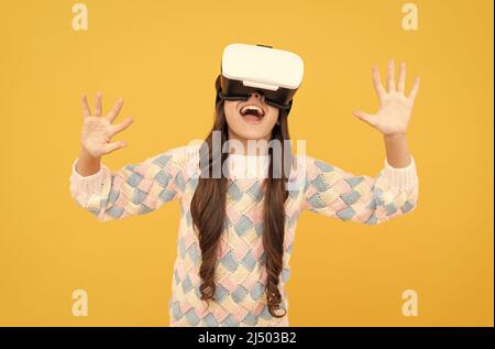 happy teen girl indossa occhiali vr utilizzando la tecnologia del futuro per l'istruzione nella realtà virtuale, l'innovazione Foto Stock