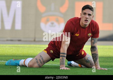 Napoli, Italia. 18th Apr 2022. Nicolò Zaniolo giocatore di Roma, durante la partita della Serie a italiana tra Napoli e Roma risultato finale, Napoli 1, Roma 1, partita disputata allo stadio Diego Armando Maradona. Napoli, Italia, 18 aprile 2022. (Foto di Vincenzo Izzo/Sipa USA) Credit: Sipa USA/Alamy Live News Foto Stock