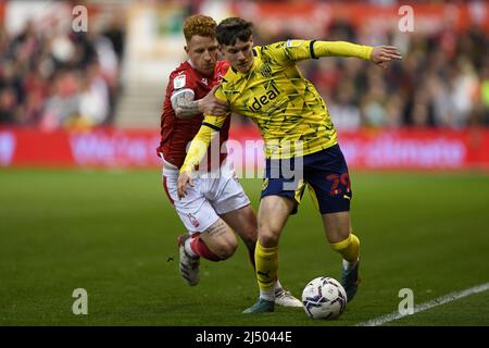 NOTTINGHAM, REGNO UNITO. APR 18th Jack Colback di Nottingham Forest batte con Taylor Gardner-Hickman di West Bromwich Albion durante la partita Sky Bet Championship tra Nottingham Forest e West Bromwich Albion al City Ground di Nottingham lunedì 18th aprile 2022. (Credit: Jon Hobley | MI News) Credit: MI News & Sport /Alamy Live News Foto Stock