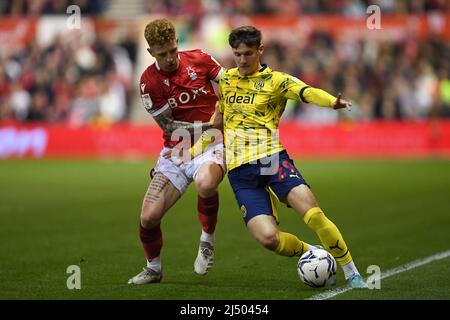 NOTTINGHAM, REGNO UNITO. APR 18th Jack Colback di Nottingham Forest batte con Taylor Gardner-Hickman di West Bromwich Albion durante la partita Sky Bet Championship tra Nottingham Forest e West Bromwich Albion al City Ground di Nottingham lunedì 18th aprile 2022. (Credit: Jon Hobley | MI News) Credit: MI News & Sport /Alamy Live News Foto Stock