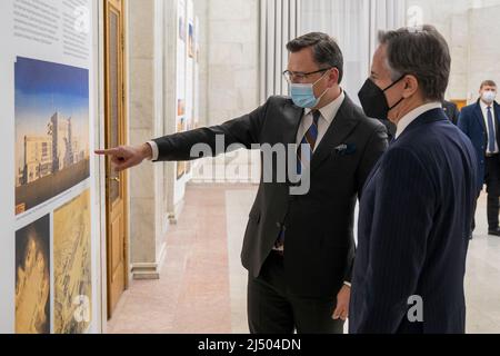 Il Segretario di Stato Antony J. Blinken partecipa ad una disponibilità stampa congiunta con il Ministro degli Esteri ucraino Dmytro Kuleba a Kiev, Ucraina, il 19 gennaio 2022. [Foto Dipartimento di Stato di Ron Przysucha) Foto Stock