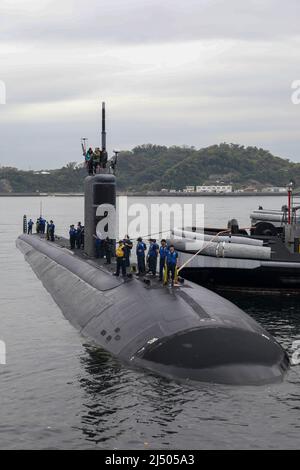 YOKOSUKA, Giappone (18 aprile 2022) il sottomarino ad attacco rapido di classe Los Angeles USS Alexandria (SSN 757) arriva alle attività della flotta Yokosuka per una visita al porto programmata, 18 aprile 2022. Alexandria è stata trasferita a San Diego e opera regolarmente nell'area delle operazioni della flotta USA 7th, conducendo operazioni di sicurezza marittima e sostenendo gli interessi di sicurezza nazionale. (STATI UNITI Foto Navy di Mass Communication Specialist 2nd Classe Travis Baley) Foto Stock