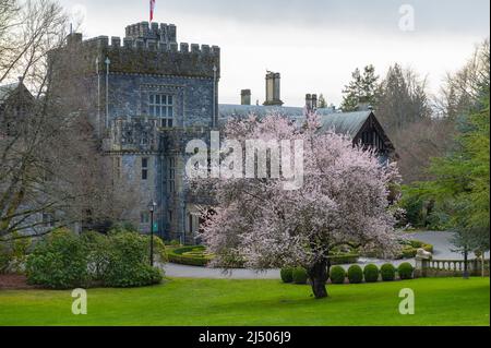 Vista del castello di Hatley contro il cielo blu, situato a Vancouver Island, British Columbia, Canada Foto Stock