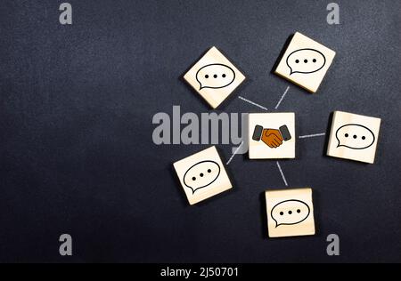 Concetto di comunicazione online o di social networking. Cubetti di legno con bolle di parlato collegate tra loro con linee. Foto Stock