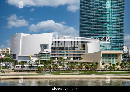 La American Airlines Arena sul lungomare, sede del Miami Heat, vista dal ponte di una nave da crociera con partenza da Miami, Florida. Foto Stock