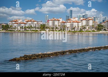 Fisher Island, una lussuosa comunità residenziale, vista dal ponte di una nave da crociera con partenza da Miami, Florida. Foto Stock