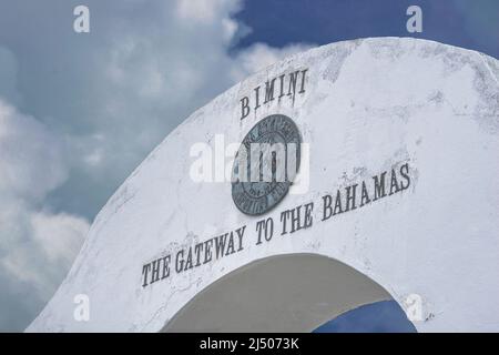 Bimini Welcome Gateway Arch sulla Kings Highway nelle Bahamas. Foto Stock