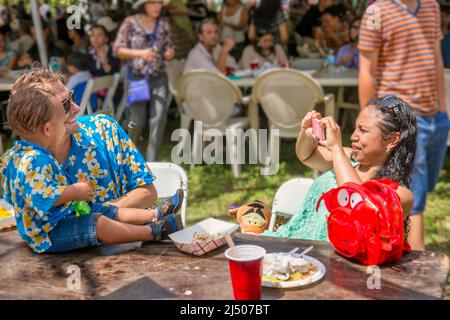 Una famiglia che scatta foto al Festival di Capodanno tailandese a Wat Budharangsi nella zona di Redland della contea di Miami-Dade, Florida. Foto Stock