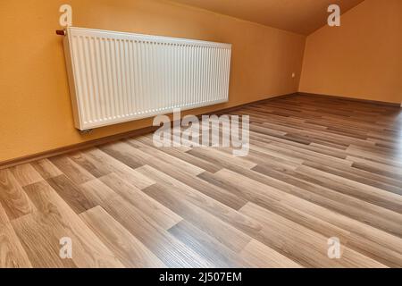 Il radiatore di riscaldamento in una stanza Foto Stock