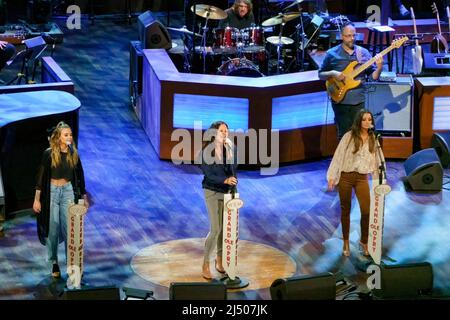 Sara Evans si esibisce con le sue figlie sul palco del Grand Ole Opry, sede della musica country a Nashville, Tennessee. Foto Stock