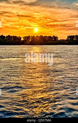 Il sole tramonta sulle rive dell'Arkansas del fiume Mississippi da Memphis, Tennessee. Foto Stock