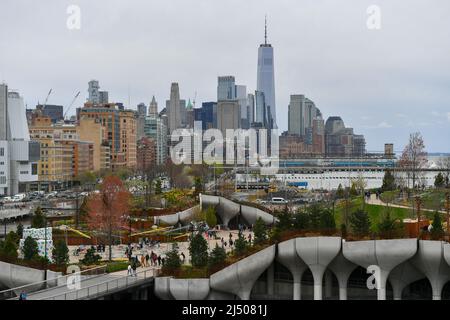 Una vista sul Pier 57 Rooftop all'Hudson River Park il 18 aprile 2022 a New York. Foto Stock