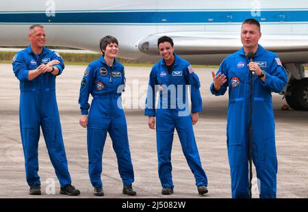 Kennedy Space Center, USA. 18th Apr 2022. Gli astronauti SpaceX Crew-4 godono di un momento leggero mentre rispondono alle domande durante il loro arrivo al Kennedy Space Center il 18 aprile 2022. Da sinistra, l'astronauta della NASA Robert Hines; l'astronauta dell'ESA Samantha Cristoforetti; e gli astronauti della NASA Jessica Watkins e Kjell Lindgren. Crew-4 è il quarto volo operativo della NASA Commercial Crew. (Foto di Joe Burbank/Orlando Sentinel/TNS/Sipa USA) Credit: Sipa USA/Alamy Live News Foto Stock