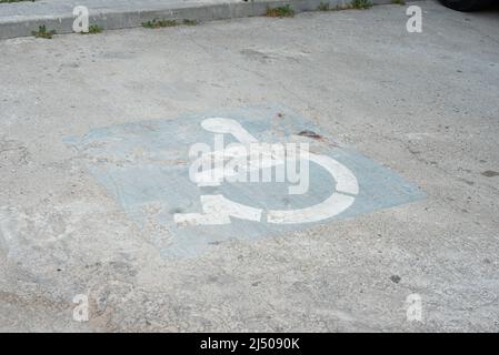 parcheggio per disabili all'esterno della strada Foto Stock