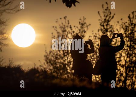 Londra, Regno Unito. 18th aprile 2022. UK Weather: Drammatico tramonto visto dalla cima di Greenwich Park come il weekend di Pasqua caldo ondeggia fine tempo. Credit: Guy Corbishley/Alamy Live News Foto Stock