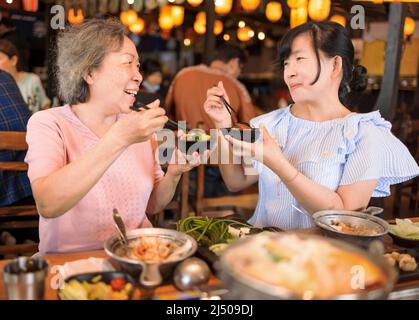 Felice madre e figlia che festeggia la giornata delle madri al ristorante Foto Stock