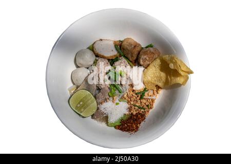 Spaghetti di riso sottili al vapore tradizionali (spaghetti piccoli) con palle di pesce, polpette di gamberi, carne di maiale al vapore, wonton fritto, suger, arachidi macinate, grou Foto Stock