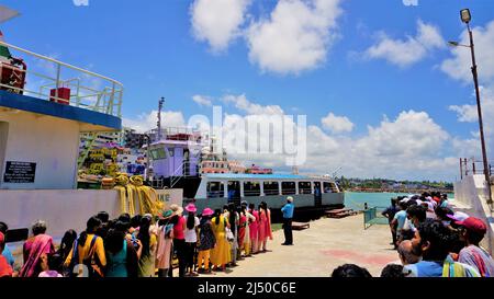 Kanyakumari, Tamilnadu, India-Aprile 16 2022: I turisti in attesa di salire a bordo della barca per visitare il Memoriale della roccia di Vivekananda e la statua di Thiruvalluvar a Kanyakum Foto Stock