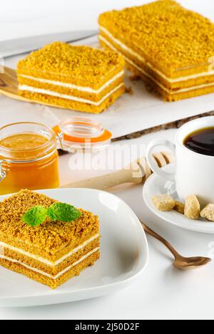 Gustoso dolce dolce al miele. Fetta di torta al miele a strati. Foto Stock