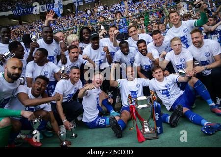 Bruxelles, Belgio. 18th Apr 2022. I giocatori di Gent festeggiano la vittoria dopo la partita finale della Croky Cup 2022 tra KAA Gent e RSC Anderslecht, a Bruxelles, Belgio, il 18 aprile 2022. Credit: Zheng Huansong/Xinhua/Alamy Live News Foto Stock