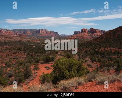 Lo splendido paesaggio di Sedona, Arizona, porta i turisti da tutto il mondo a vedere le splendide rocce rosse. Foto Stock