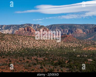 Lo splendido paesaggio di Sedona, Arizona, porta i turisti da tutto il mondo a vedere le splendide rocce rosse. Foto Stock