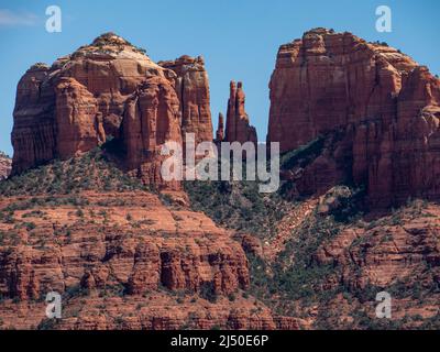 Lo splendido paesaggio di Sedona, Arizona, porta i turisti da tutto il mondo a vedere le splendide rocce rosse. Foto Stock