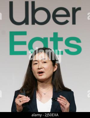 Uber mangia Japan LLC il presidente Yukikiko Muto annuncia una partnership per i pagamenti online con Rakuten durante una conferenza stampa a Tokyo, Giappone, il 18 aprile 2022. (Foto Motoo Naka/AFLO) Foto Stock