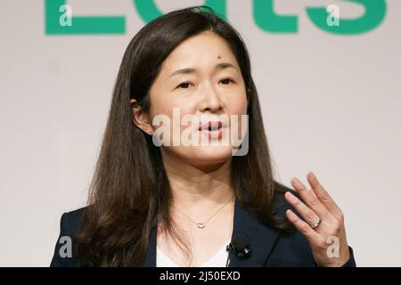 Uber mangia Japan LLC il presidente Yukikiko Muto annuncia una partnership per i pagamenti online con Rakuten durante una conferenza stampa a Tokyo, Giappone, il 18 aprile 2022. (Foto Motoo Naka/AFLO) Foto Stock