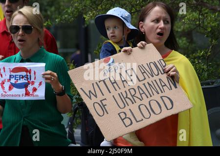 Sydney, Australia. 19th aprile 2022. Gli ucraini protestano contro la sede centrale della Pepsi a Sydney contro la decisione della Pepsi di continuare a operare in Russia e, in ultima analisi, finanziare la guerra in Ucraina. Credit: Richard Milnes/Alamy Live News Foto Stock