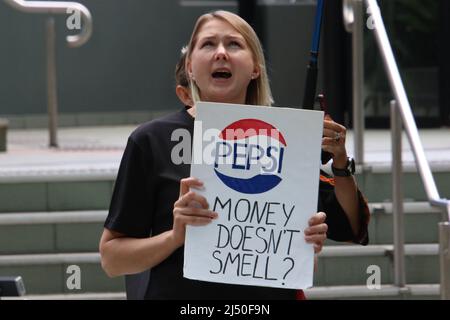 Sydney, Australia. 19th aprile 2022. Gli ucraini protestano contro la sede centrale della Pepsi a Sydney contro la decisione della Pepsi di continuare a operare in Russia e, in ultima analisi, finanziare la guerra in Ucraina. Credit: Richard Milnes/Alamy Live News Foto Stock