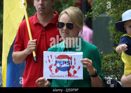 Sydney, Australia. 19th aprile 2022. Gli ucraini protestano contro la sede centrale della Pepsi a Sydney contro la decisione della Pepsi di continuare a operare in Russia e, in ultima analisi, finanziare la guerra in Ucraina. Credit: Richard Milnes/Alamy Live News Foto Stock