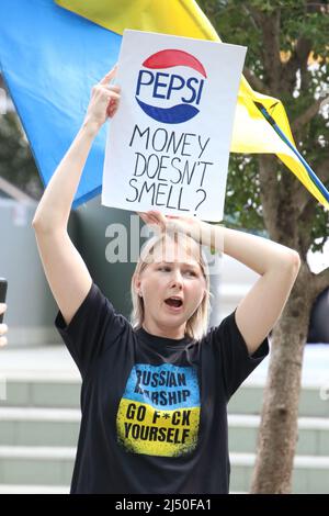 Sydney, Australia. 19th aprile 2022. Gli ucraini protestano contro la sede centrale della Pepsi a Sydney contro la decisione della Pepsi di continuare a operare in Russia e, in ultima analisi, finanziare la guerra in Ucraina. Credit: Richard Milnes/Alamy Live News Foto Stock