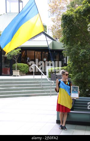 Sydney, Australia. 19th aprile 2022. Gli ucraini protestano contro la sede centrale della Pepsi a Sydney contro la decisione della Pepsi di continuare a operare in Russia e, in ultima analisi, finanziare la guerra in Ucraina. Credit: Richard Milnes/Alamy Live News Foto Stock