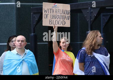 Sydney, Australia. 19th aprile 2022. Gli ucraini protestano contro la sede centrale della Pepsi a Sydney contro la decisione della Pepsi di continuare a operare in Russia e, in ultima analisi, finanziare la guerra in Ucraina. Credit: Richard Milnes/Alamy Live News Foto Stock