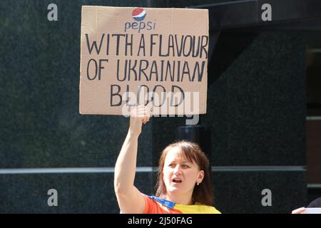 Sydney, Australia. 19th aprile 2022. Gli ucraini protestano contro la sede centrale della Pepsi a Sydney contro la decisione della Pepsi di continuare a operare in Russia e, in ultima analisi, finanziare la guerra in Ucraina. Credit: Richard Milnes/Alamy Live News Foto Stock