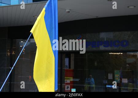 Sydney, Australia. 19th aprile 2022. Gli ucraini protestano contro la sede centrale della Pepsi a Sydney contro la decisione della Pepsi di continuare a operare in Russia e, in ultima analisi, finanziare la guerra in Ucraina. Credit: Richard Milnes/Alamy Live News Foto Stock